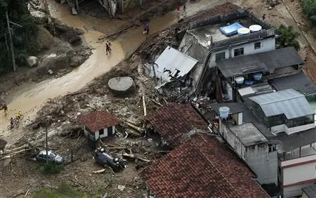 Đường sá hư hại nặng do mưa lũ tại Nova Friburgo.