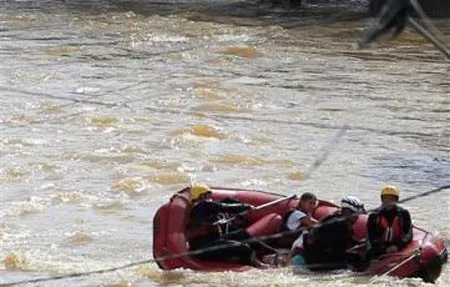 Lính cứu hỏa chèo thuyền đến vùng hẻo lánh cứu người gặp nạn.