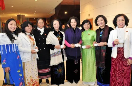 Một số đại biểu nữ trong giờ giải lao của Đại hội.Ảnh: Minh Điền