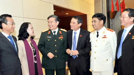 Các đại biểu trao đổi bên ngoài hội trường. Ảnh: Minh Điền