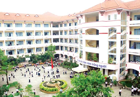 Trường THPT Lương Thế Vinh quận 1 TPHCM được xây dựng bằng vốn kích cầu. Ảnh: Mai Hải