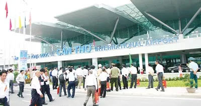 Ngày 1-1-2011, Cảng hàng không quốc tế Cần Thơ đã được khánh thành và đưa vào sử dụng. Đây là công trình chào mừng Đại hội Đảng toàn quốc, mở ra hướng phát triển quan trọng cho Cần Thơ và cả vùng ĐBSCL. Ảnh: T.M.Trường