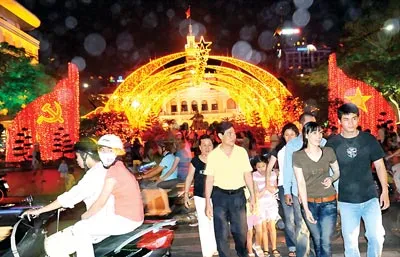 Quảng trường trước UBND TPHCM được trang trí rực rỡ chào mừng Đại hội Đảng và năm mới. Ảnh: AN DUNG