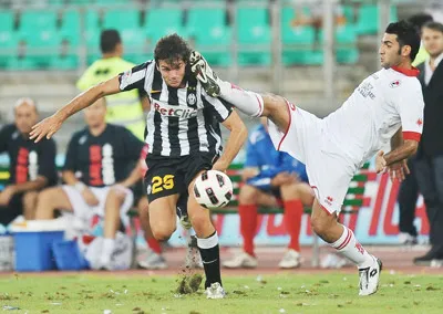 Lối chơi quyết liệt của Bari (trái, Nicola Belmonte) như ở lượt đi là điều Juventus có thể phải đối mặt