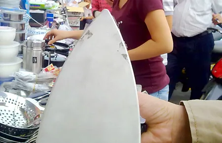 Bàn ủi Philips 1172 bày bán trước cửa Trung tâm Tâm Hoàn Châu bị trầy xước.