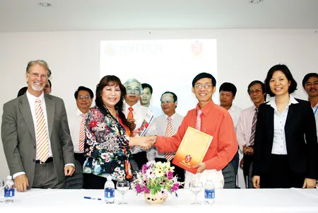 Lãnh đạo APC và Ban Giám hiệu HUTECH tại lễ ký kết hợp đồng hợp tác