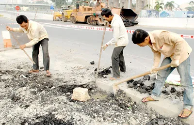 Đường dẫn vào cầu Phú Mỹ  xuống cấp trầm trọng