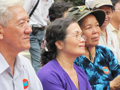 Chị Nguyễn Thị Mát (bên phải, đội nón).