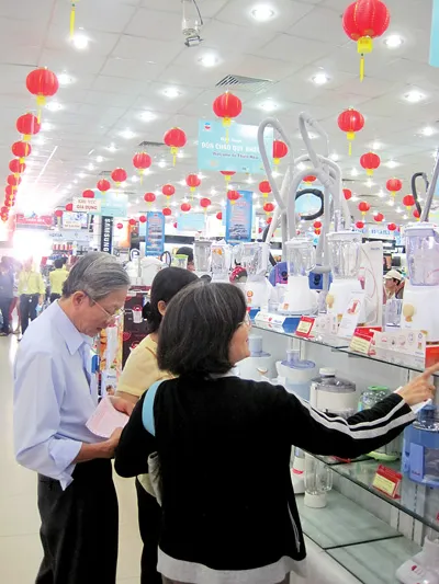 Mua sắm đầu năm - Đón xe ôtô Nissan 7 chỗ