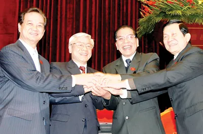 Các đồng chí (từ trái sang): Nguyễn Tấn Dũng, Nguyễn Phú Trọng, Nông Đức Mạnh và Trương Tấn Sang mừng thành công đại hội.