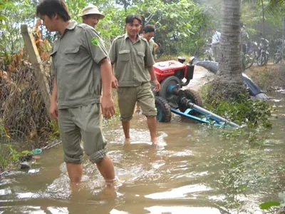 Công ty Dịch vụ Thủy lợi TPHCM đã huy động 5 máy bơm đến hiện trường để bơm thoát nước cho khu dân cư vào sáng nay 21-1.
