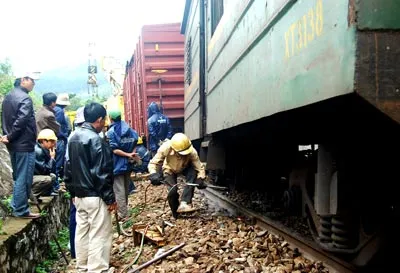Đà Nẵng: Trật bánh tàu chở hàng khiến tuyến đường sắt Bắc - Nam bị tê liệt hơn 10 tiếng đồng hồ