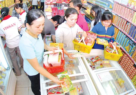 Người dân đến mua hàng tại một cửa hàng bán hàng bình ổn giá của Vissan tại quận Tân Phú. Ảnh: CAO THĂNG