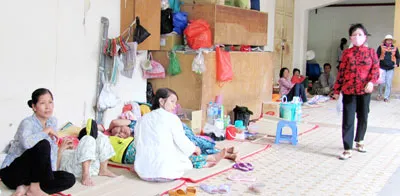 Vẫn còn nhiều thân nhân người bệnh nghèo vạ vật tại bệnh viện những ngày cuối năm.