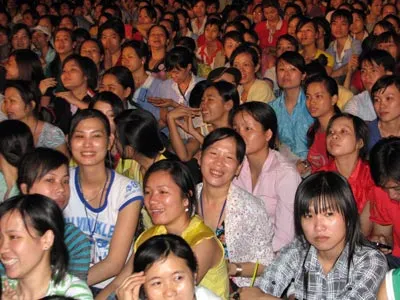 Hàng vạn công nhân công ty Pou Yuen tham dự đêm gala.