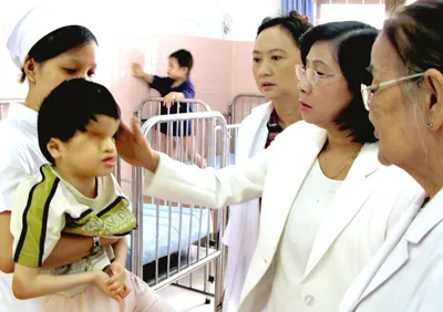 Phó Bí thư Thành ủy TPHCM Nguyễn Thị Thu Hà thăm làng trẻ em Hòa Bình (BV Từ Dũ). Ảnh: HỒNG HIỆP