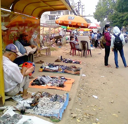 Trạm xe buýt hay sạp hàng?