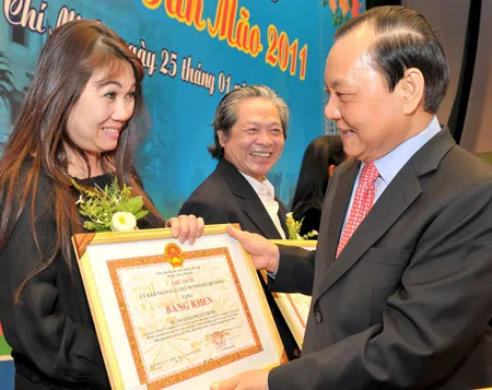 Bí thư Thành ủy TPHCM Lê Thanh Hải trao bằng khen cho các kiều bào. Ảnh: VIỆT DŨNG