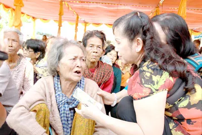 Một Việt kiều Campuchia đã rơi nước mắt khi nhận được sự giúp đỡ của chị Nguyễn Ngọc Thu.