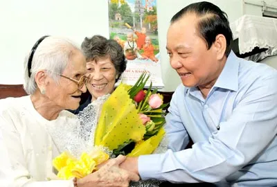 Đồng chí Lê Thanh Hải, Ủy viên Bộ Chính trị, Bí thư Thành ủy TPHCM chúc tết cụ Nguyễn Thị Kích. Ảnh: VIỆT DŨNG
