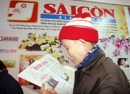 Bạn đọc lớn tuổi xem ấn phẩm báo SGGP Hoa văn tại Hội Báo xuân TP Đà Nẵng. Ảnh: NG.KHÔI