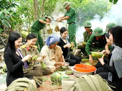 “Tết Quân dân”, ngõ xóm xôn xao