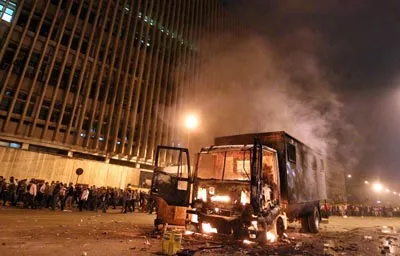 Người biểu tình vẫn tiếp tục đổ ra đường bất chấp lệnh giới nghiêm.