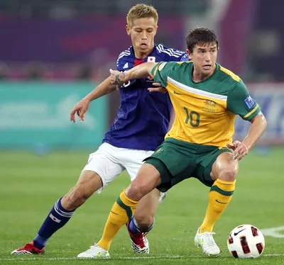Harry Kewell (áo vàng - Australia) khống chế bóng trước tiền đạo Honda của Nhật Bản. Ảnh: AFP.