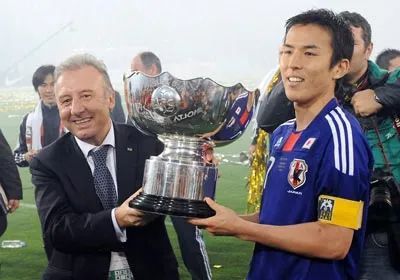 Niềm vui của HLV Alberto Zaccheroni (trái) và đội trưởng Hasebe.