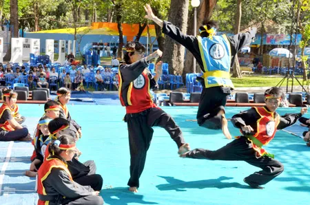 Thi đấu cờ người.