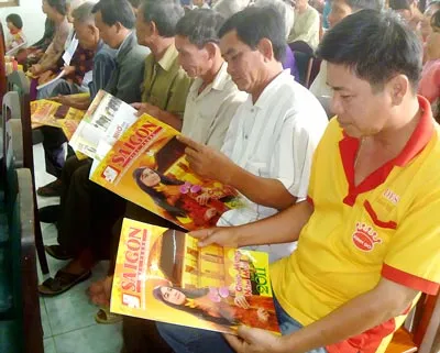 Trong lúc chờ đợi nhận quà tết, rất nhiều người dân xã Long Hòa (Cần Giờ) say sưa đọc Báo SGGP Xuân.