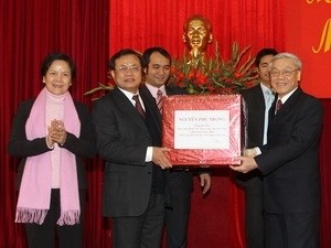 Party General Secretary Nguyen Phu Trong (R) and Pham Quang Nghi, Party Secretary of Hanoi