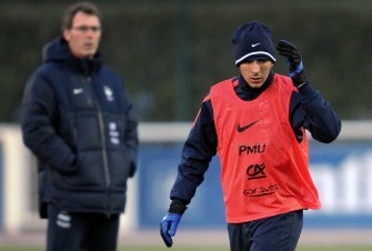 France national soccer team's forward Karim Benzema (R) takes part in a training session in front of team's coach Laurent Blanc, on February 7, 2011 in Clairefontaine, southern Paris, two days before friendly football match France vs. Brazil. AFP
