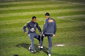 Brazilian national football team forward Robinho (L) attends a training session on February 7, 2011 at the Jean Blot stadium in Coubevoie, outside Paris, two days before the friendly match France vs Brazil. AFP