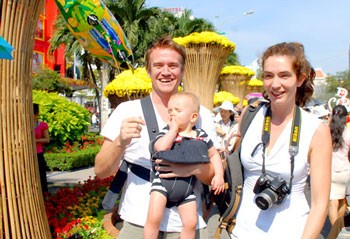 Foreign tourists visit Nguyen Hue Flower Street. (Photo: Sggp)