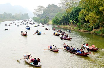 Piglrims flock to Huong Pagoda. (Photo:Sggp)
