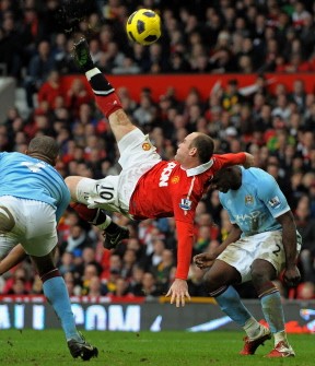 Manchester United's Rooney (2nd L) scores their second goal during the match at Old Trafford in Manchester on February 12, 2011. AFP PHOTO/ANDREW YATES