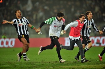 Juventus' goalkeeper Gianluigi Buffon (C) and team mates celebrats at the end of their Italian Serie A football match against Inter Milan at Olympic stadium in Turin on February 13, 2011. AFP