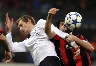 Gennaro Ivan Gattuso (R) fights for the ball with Tottenham Hotspurs' Peter Crouch during their Champions League match on February 15, 2011 at San Siro. Tottenham defeated AC Milan 1-0. AFP