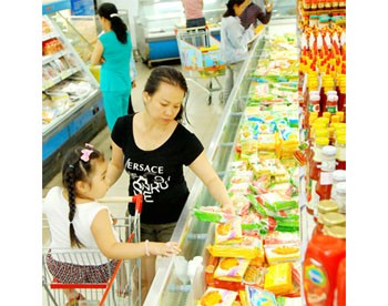 Customers in Co.op Mart on Cong Quynh Street, District1 in HCMC (Photo: SGGP)