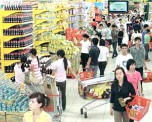 Customers at Ha Noi's Big C Thang Long supermarket. Consumer prices rose at an annual rate of 12.17 per cent in January, the fastest pace since February 2009 (Photo: VNA)