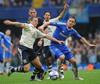 Everton's English defender Phil Jagielka (L) vies with Chelsea's English midfielder Frank Lampard (R) during the FA Cup fourth round replay match between Chelsea and Everton at Stamford Bridge in London on February 19, 2011. AFP