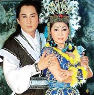 Vietnam News file photo - Kim Tu Long (left) poses with actress Thoai My