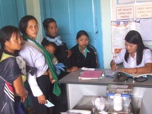 Residents in commune Dăk Pe, in district Kon Ray in the highlands province of Kon Tum are waiting for their turns to meet doctors. Medical workers in such distant region will enjoy special policies (Photo: VietnamPlus)