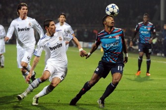 Lyon's Michel Bastos (R) vies with Real Madrid's Angel Fabian Di Maria during the Champions League match on February 22, 2011 at the Gerland stadium in Lyon. AFP