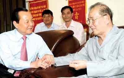 Mr.Le Thanh Hai wishes doctor Nguyen Duy Cuong good health in his tour to Dr. Cuong's house(Photo: SGGP)