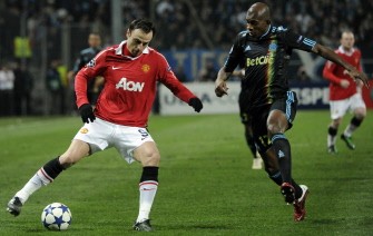 Olympique Marseille's midfielder Charles Kabore (R) vies with Manchester United's striker Dimitar Berbatov during their match on February 23, 2011 in Marseille. AFP