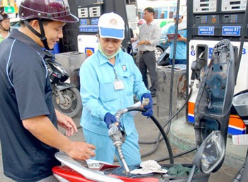 Gasoline import tariff slides to 0 percent (Photo: SGGP)