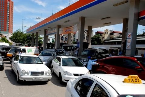 Cabs wait for gasoline filling at a petrol station in Hanoi before 10 am (time for increased price) on Thursday, February 24, 2011 (Photo: VNExpress)