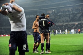 Marco Di Vaio (C) celebrates with Bologna's goalkeeper Emiliano Viviano at the end of the game. AFP